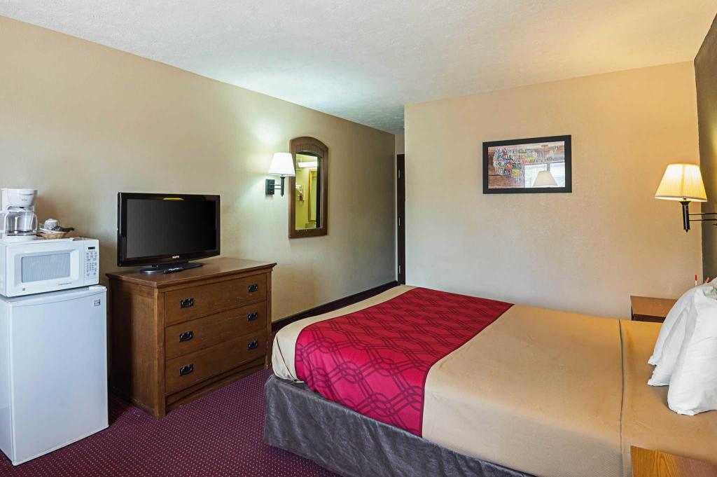 Econo Lodge Junction City I-70 Near Fort Riley