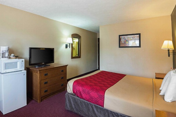 Econo Lodge Junction City I-70 Near Fort Riley image 1
