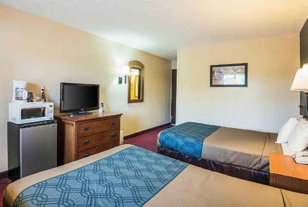 Econo Lodge Junction City I-70 Near Fort Riley image 28