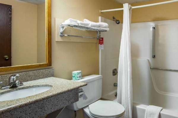 Econo Lodge Junction City I-70 Near Fort Riley image 7